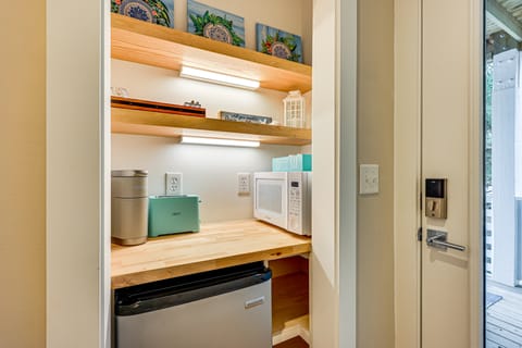 2 Mi to Boardwalk! Coastal Carolina Beach Hideaway Apartment in Carolina Beach