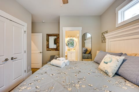 2 Mi to Boardwalk! Coastal Carolina Beach Hideaway Apartment in Carolina Beach