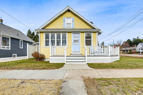 Pet Friendly! Steps to Beach - ‘Lakeview Cottage’ Cottage in Two Rivers