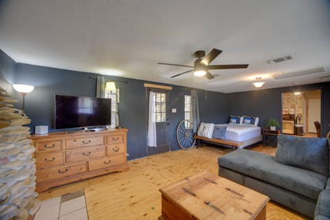 3 Mi to San Felipe Springs Park: Studio w/ Yard Apartment in Del Rio