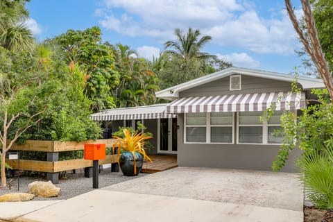 1 Mi to Lake Worth Beach Park: Poolside Paradise! House in Lake Worth