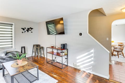 Cozy Home 4 Mi to YSU Campus: Penguins Welcome! House in Youngstown