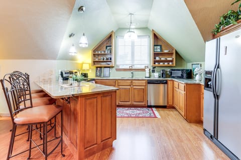 Near Hiking & Biking: Pet-Friendly Rogers Getaway! Apartment in Rogers