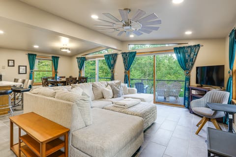 9 Mi to Hickory Ski Center: Wooded Warrensburg Gem House in Bolton