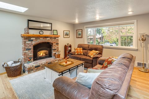 Port Angeles Abode w/ Yard & Guest House! House in Port Angeles