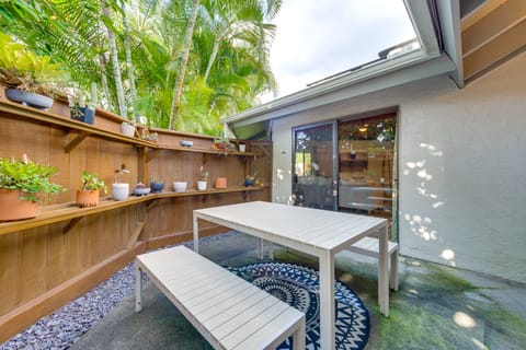 Rooftop Patio! Kailua-Kona Escape 6 Mi to Beach House in Kalaoa