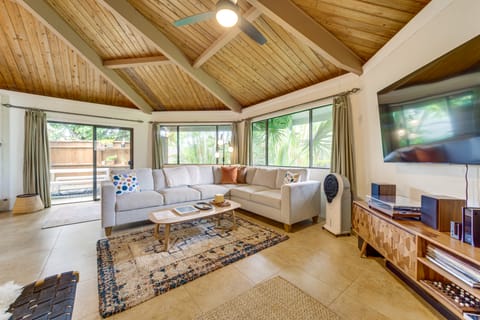 Rooftop Patio! Kailua-Kona Escape 6 Mi to Beach House in Kalaoa