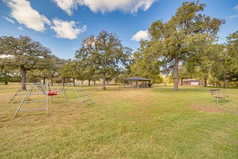 Pet-Friendly Stay: Walk to Park & Lake Lewisville! Apartment in Lake Lewisville