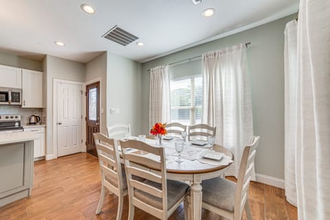 Pet-Friendly Stay: Walk to Park & Lake Lewisville! Apartment in Lake Lewisville