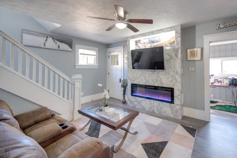 Modern & Convenient! Group Stay in Highland Square House in Akron