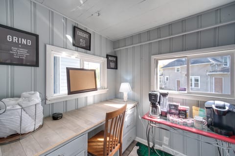 Modern & Convenient! Group Stay in Highland Square House in Akron