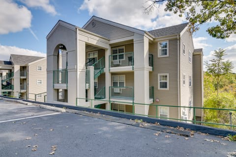 3 Mi to Dtwn! Holiday Hills Golf Retreat Apartment in Ozark Mountains