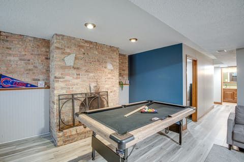 Walk to Wrigley Field! Townhouse w/ Pool Table Apartment in Wrigleyville