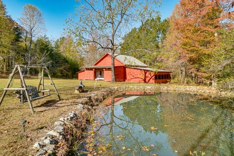 13 Mi to Helen: Group Getaway w/ Private Hot Tub House in White County