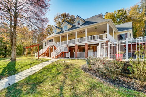 13 Mi to Helen: Group Getaway w/ Private Hot Tub House in White County