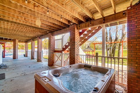 13 Mi to Helen: Group Getaway w/ Private Hot Tub House in White County