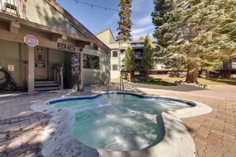 Mammoth Mtn Ski-In/Out Condo w/ Hot Tub Access! Apartment in Mammoth Lakes