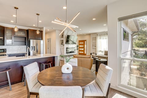 4 Mi to Dtwn Greenville: Group-Ready Home w/ Yard House in South Carolina