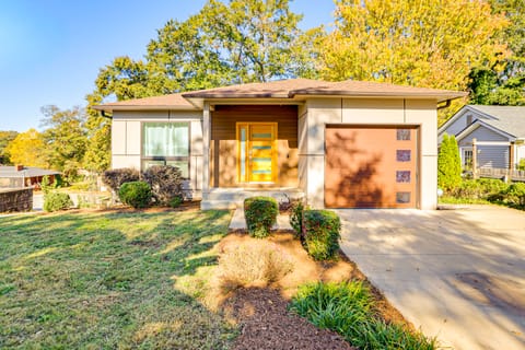 4 Mi to Dtwn Greenville: Group-Ready Home w/ Yard House in South Carolina