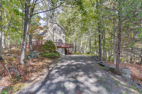 6 Mi to Bushkill Falls: Secluded Home w/ Game Room House in Middle Smithfield