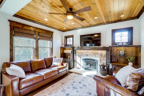 Old Stone Cottage Retreat in the Heart of Missouri House in Ozark Mountains