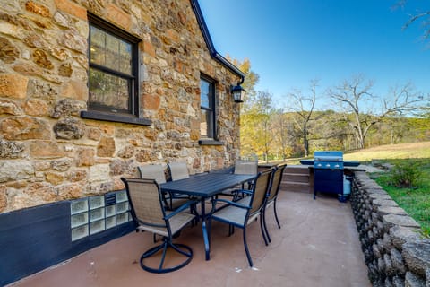 Old Stone Cottage Retreat in the Heart of Missouri House in Ozark Mountains