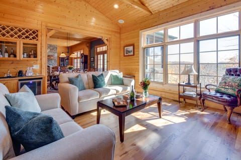 Near Waterfalls: Scenic Highlands Group Getaway! House in Tennessee