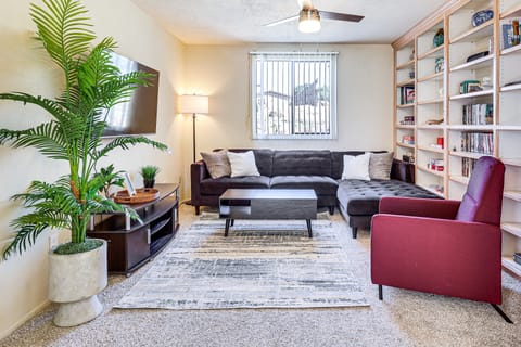 Hike, Sip & Explore: Couple’s Retreat in Fallbrook House in Fallbrook