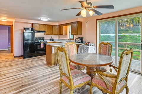 ‘Dirt Road Digs’ - Quiet Home in Lakeville! House in Ohio