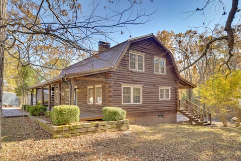 Kentucky Lake Access! Family Log Cabin w/ Deck House in Lake Barkley