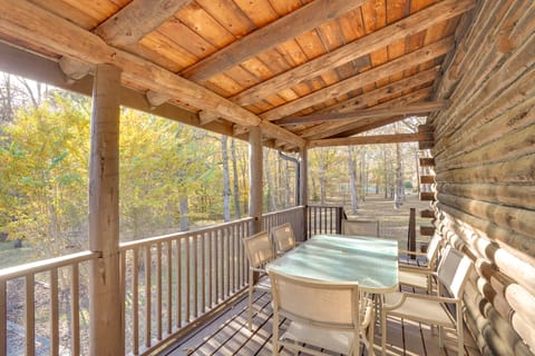 Kentucky Lake Access! Family Log Cabin w/ Deck House in Lake Barkley