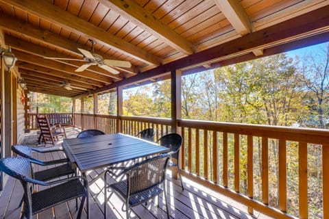 Private Hot Tub! Pet-Friendly Cabin 4 Mi to GSMNP House in Gatlinburg