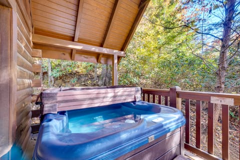 Private Hot Tub! Pet-Friendly Cabin 4 Mi to GSMNP House in Gatlinburg