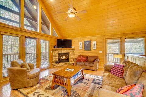 Private Hot Tub! Pet-Friendly Cabin 4 Mi to GSMNP House in Gatlinburg