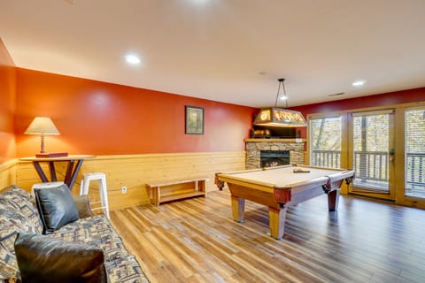 Private Hot Tub! Pet-Friendly Cabin 4 Mi to GSMNP House in Gatlinburg