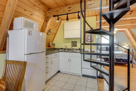 Pond Mountain Springs 'Hawk Cabin,' 4 Mi to Dtwn House in Arkansas