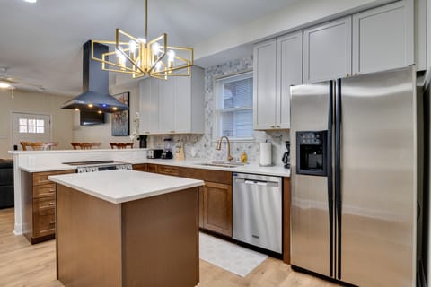 Walk to Fountain Square Arts & Eats: Indy Escape Apartment in Indianapolis