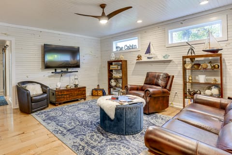Walk to Marina & Beach: Charming Home in Hardin House in Lake Barkley