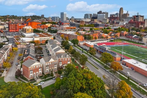 1 Mi to Dtwn Cincinnati: Spacious Townhome w/ Deck Apartment in Over The Rhine