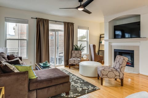 1 Mi to Dtwn Cincinnati: Spacious Townhome w/ Deck Apartment in Over The Rhine