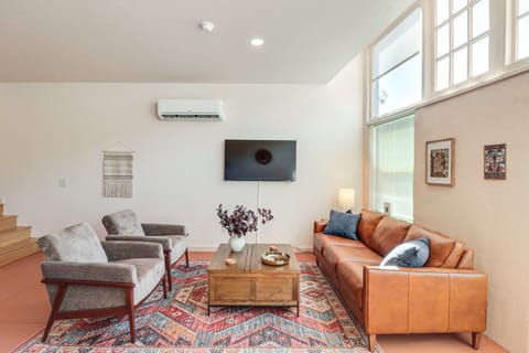 Right on Main Street! Mtn-View Bisbee Hideaway House in Bisbee