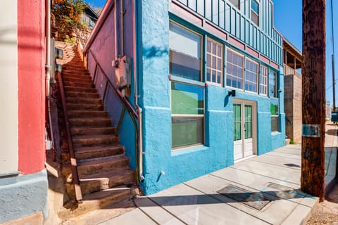 Right on Main Street! Mtn-View Bisbee Hideaway House in Bisbee
