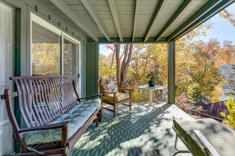 ‘Casa Alcoa’ Mtn-View Apt Over Santeetlah Lake! Apartment in Lake Santeetlah