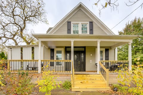 2 Mi to Dtwn: Charming Sandusky Getaway w/ Hot Tub House in Sandusky