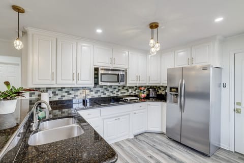 Walk to Cultural District: Fort Worth Home w/ Yard House in Fort Worth