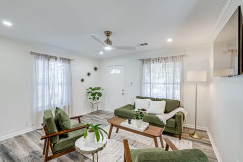 Walk to Cultural District: Fort Worth Home w/ Yard House in Fort Worth