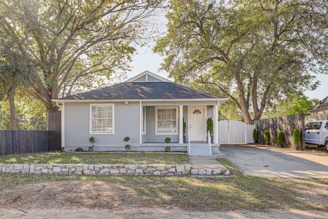 Walk to Cultural District: Fort Worth Home w/ Yard House in Fort Worth