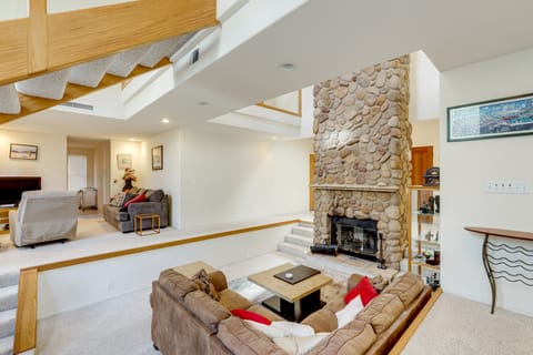 Walk to Trails! Small-Town Hideaway in Cambria House in Cambria