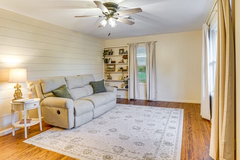 Quiet Country Stay: Modern Home Near Paducah House in Kentucky