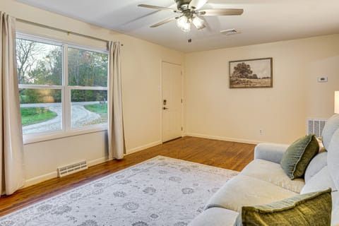 Quiet Country Stay: Modern Home Near Paducah House in Kentucky